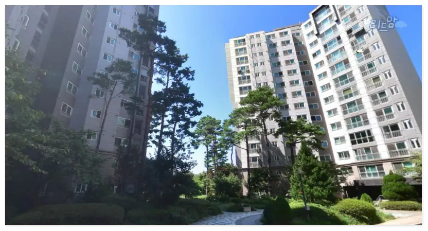 동대문-래미안아름숲-아파트 내부-조경-나무-하늘색-하늘