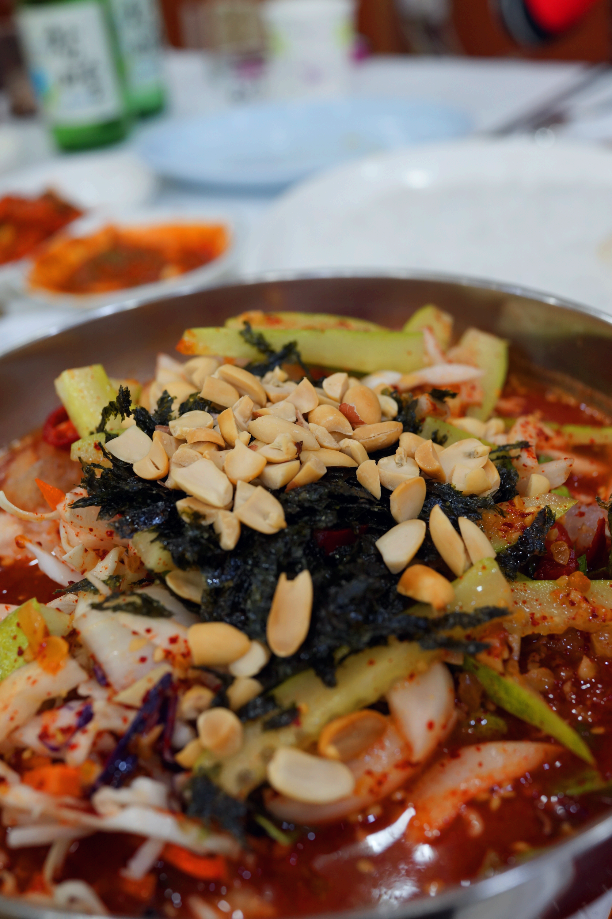 상신칼국수 회무침 클로즈업 땅콩 김가루 채소 양념 디테일