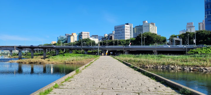 화창한 날에 살곶이다리를 건너며