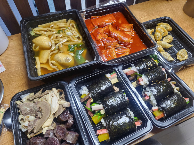 응큼떡볶이 수원화서점 떡볶이, 유부어묵, 꼬마김밥, 찰순대, 서비스팝콘만두