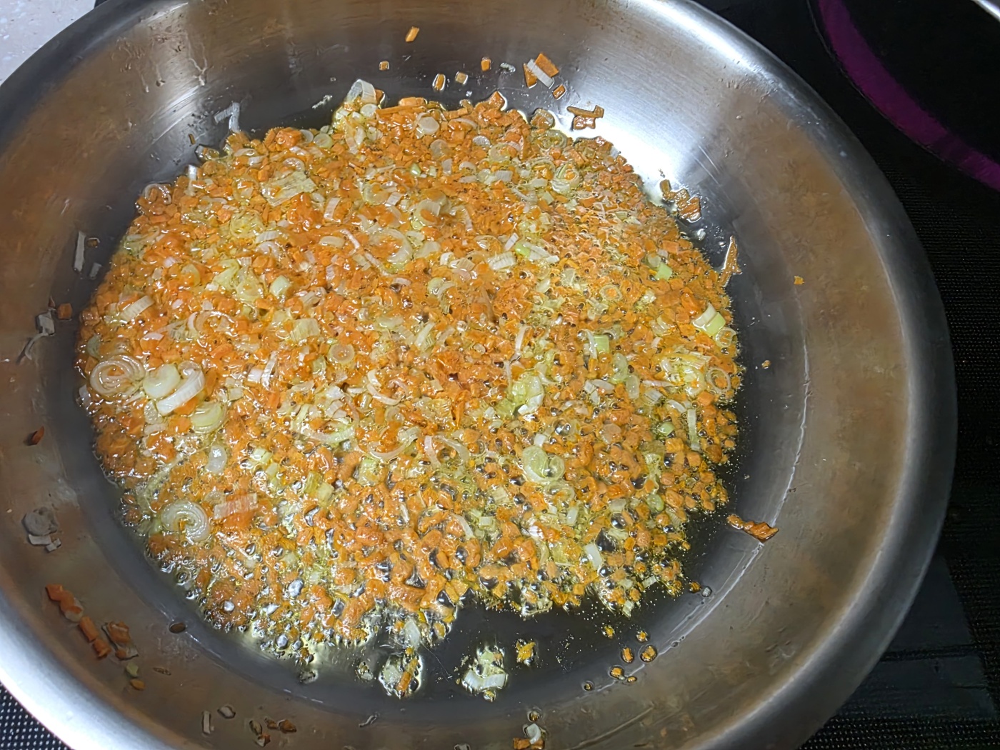 채소가 투명해지도록 충분히 볶기