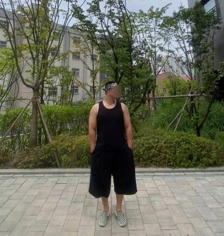 데일리룩('26. 8. 15.)후드후드 빈티지 카모 반다나 밀리터리, 무신사 무신사스탠다드 슬리브리스 민소매 나시, 무신사스탠다드 무신사 와이드 버뮤다 팬츠, 반스 체커보드 슬립온