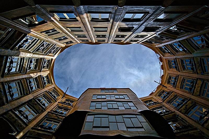 높은-건물을-밑에서-올려다보는-모습