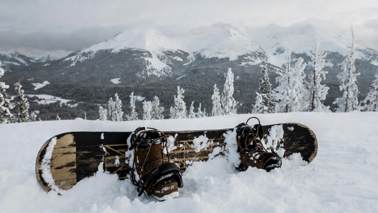 어린 시절 고된 훈련을 짐작케 하는 낡은 스노보드 장비와 겨울 풍경