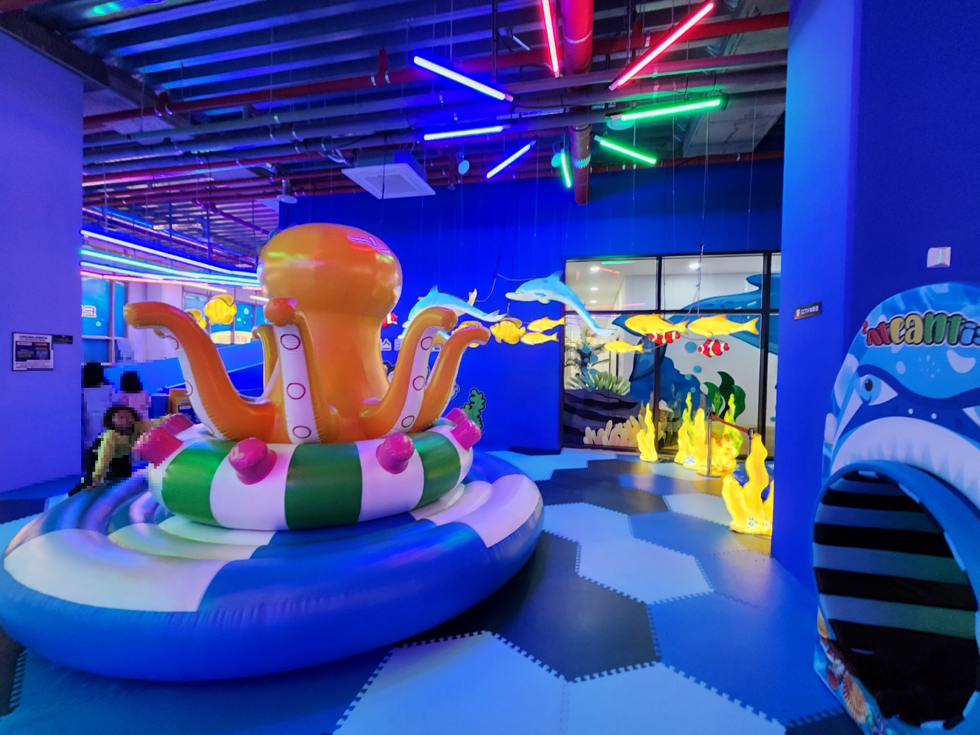 문어에어바운서가 있고 다양한 놀이시설들