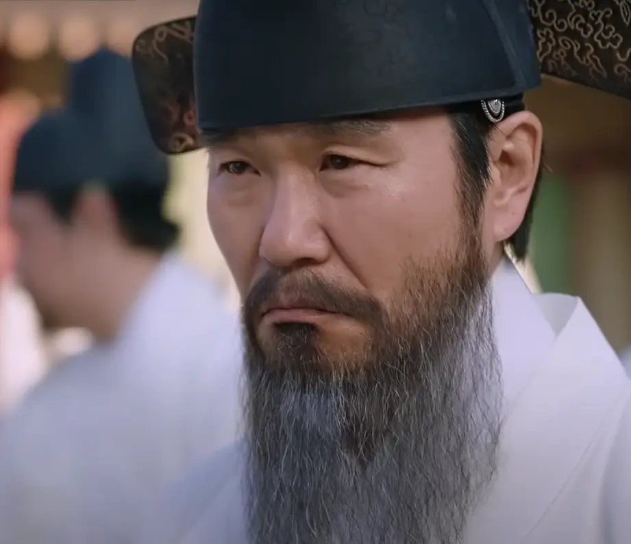세작- 흰색 관료복에 검은색 관료모자를 쓰고 흰 긴수염에 무서운 표정짓는 박종환