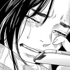 핸드폰-SNS로-친구의-죽음을-알고-슬퍼하며-눈물을-을리고-있는-모습