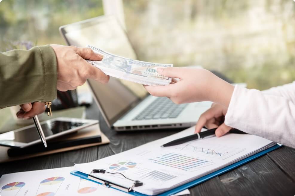 사무실에서 회의 중인 모습