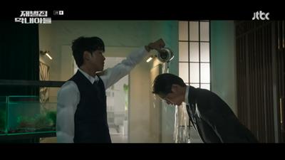 송중기 머리에 차를 부어버리는 부회장 사진입니다.