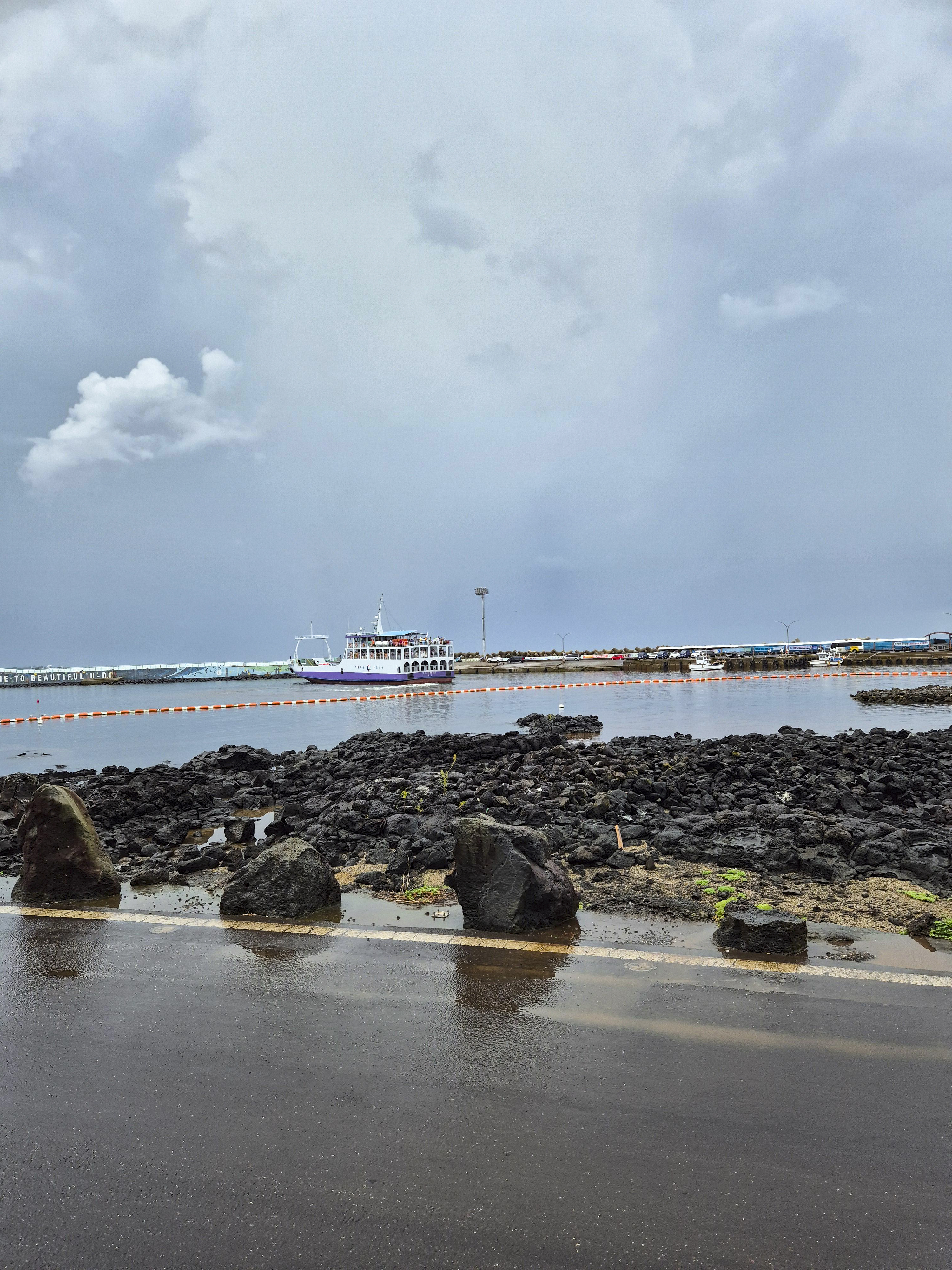 산호해수욕장으로 가는 길에 바다가 보이는 모습