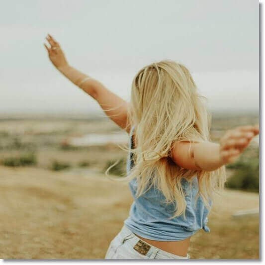 팔을 벌리고 있는 건강한 여성