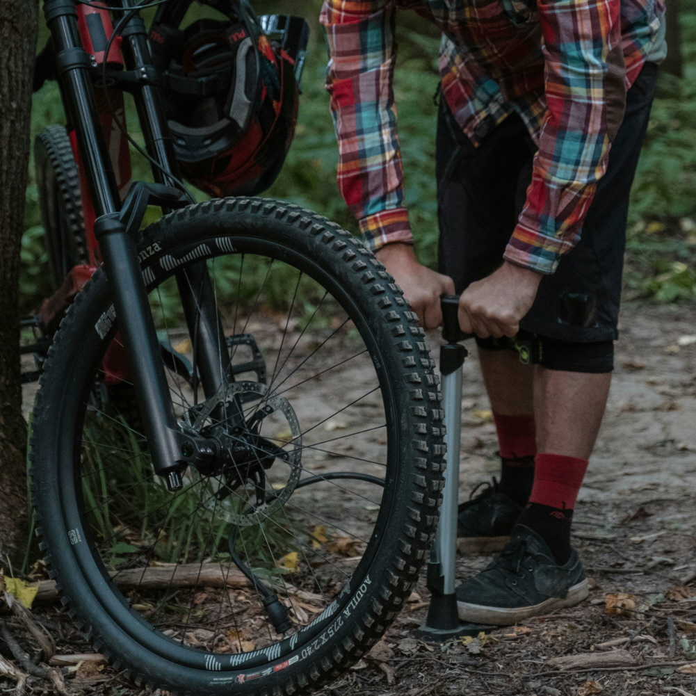 This is a guide that summarizes the selection criteria and checkpoints that beginners must know to keep tires safe with bicycle pumps.