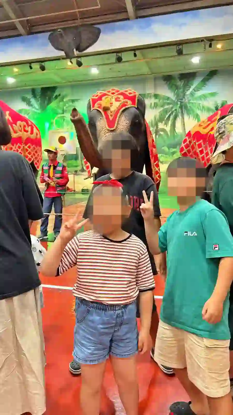 코끼리와 기념 사진 촬영을 할 수 있는 시간도 있습니다.