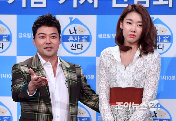 방송인 전현무&#44; 모델 한혜진이 19일 오후 서울 상암동 MBC에서 열린 MBC 예능프로그램 &#39;나 혼자 산다&#39; 5주년 기념 기자간담회에 참석해 포즈를 취하고 있다. [사진=조이뉴스24 DB]