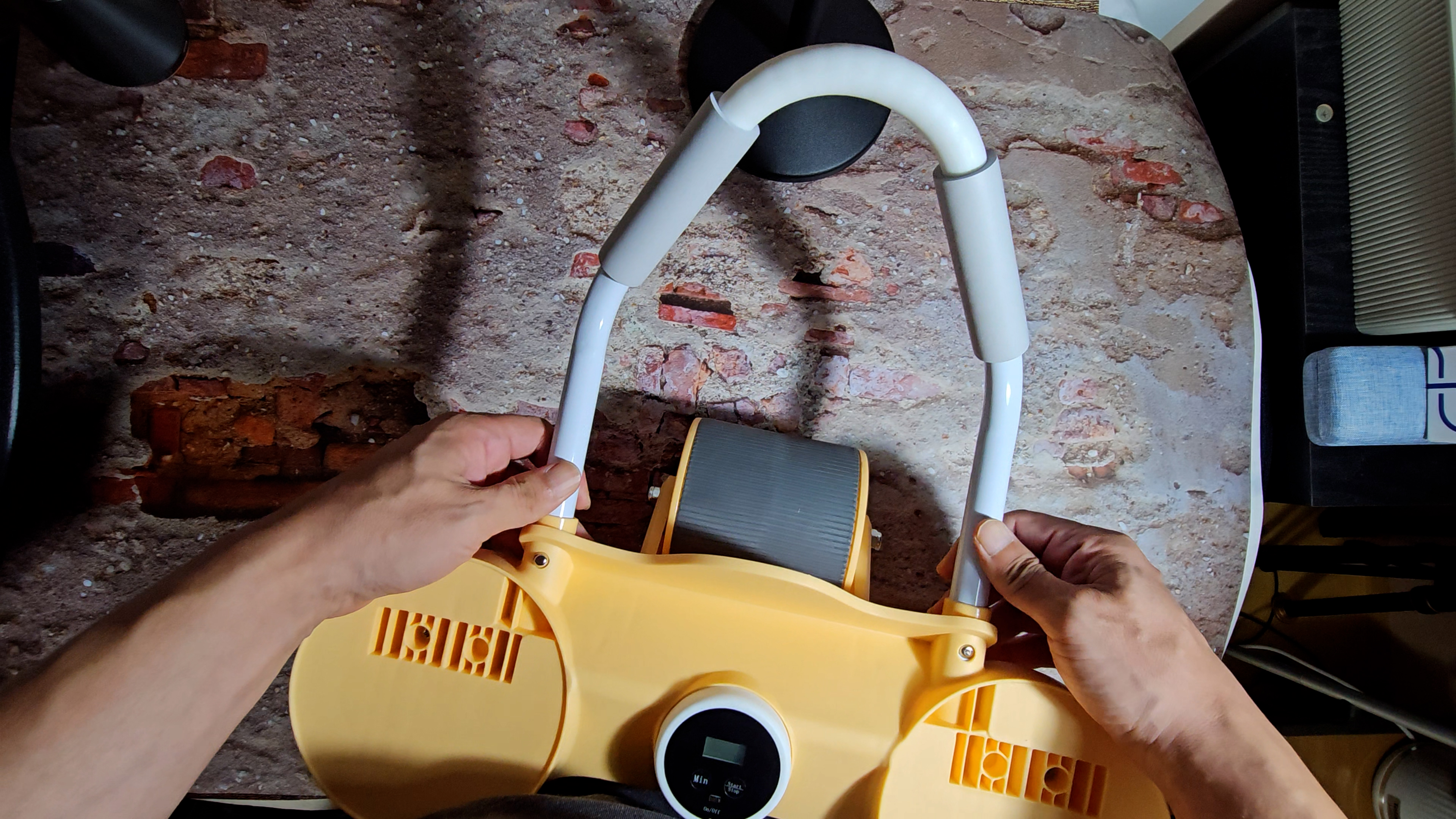 복부운동휠에 핸들을 꼽는 사진