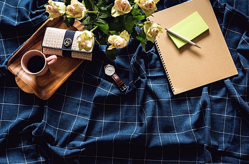 테이블-위에-지갑-시계-노트-커피등의-모습