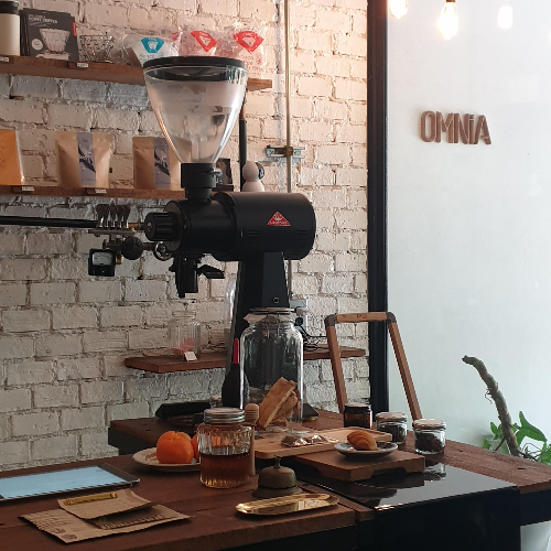치앙마이 카페 투어 ② : 올드시티 북쪽 창푸악 카페들 (OMNiA Cafe & Roastery)_그라인더