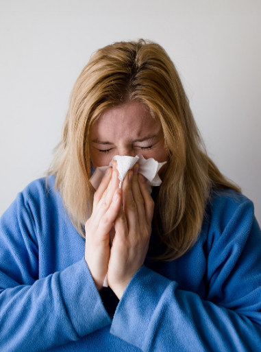 비염으로 기침하는 여성