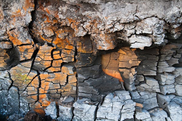 지구의 과거, 현재, 미래를 이해하기 위해 물리학, 화학, 생물학 등 자연과학 측면을 결합한 다학문 분야이고, 지질학자들은 암석, 광물, 화석, 경관을 조사하고 수십억 년에 걸친 지구 진화 이야기를 밝혀내기 위해 노력합니다.