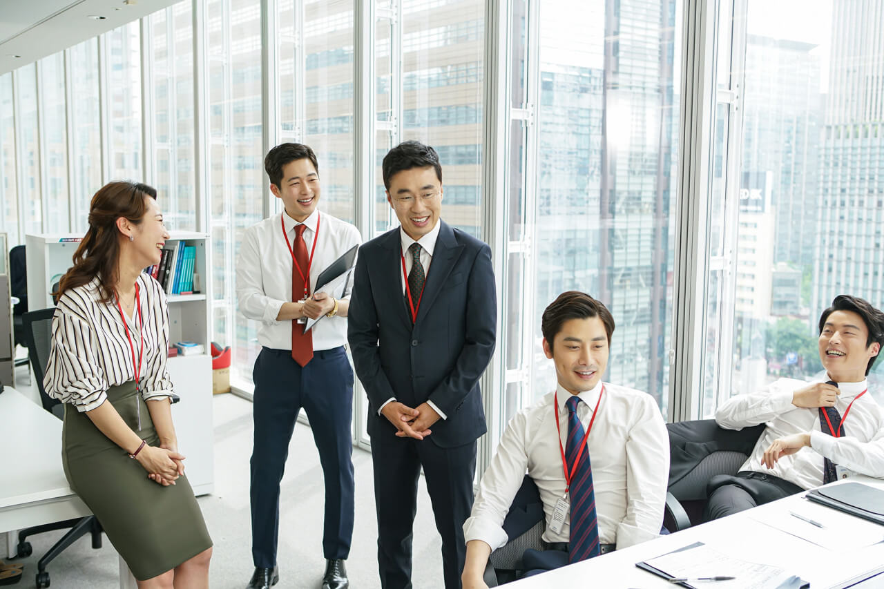 맨 끝의 허남준 배우와 호연 및 부서 직원들이 함께 웃고 있는 모습