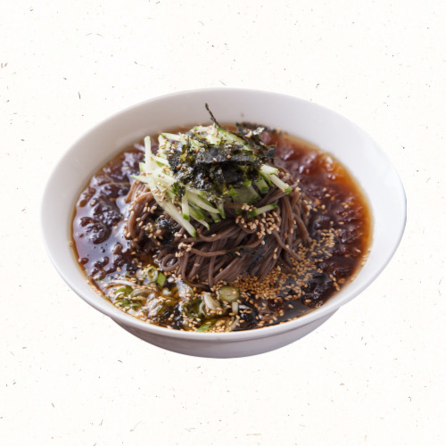 와사비와 파가 함께 제공된 일본식 냉모밀