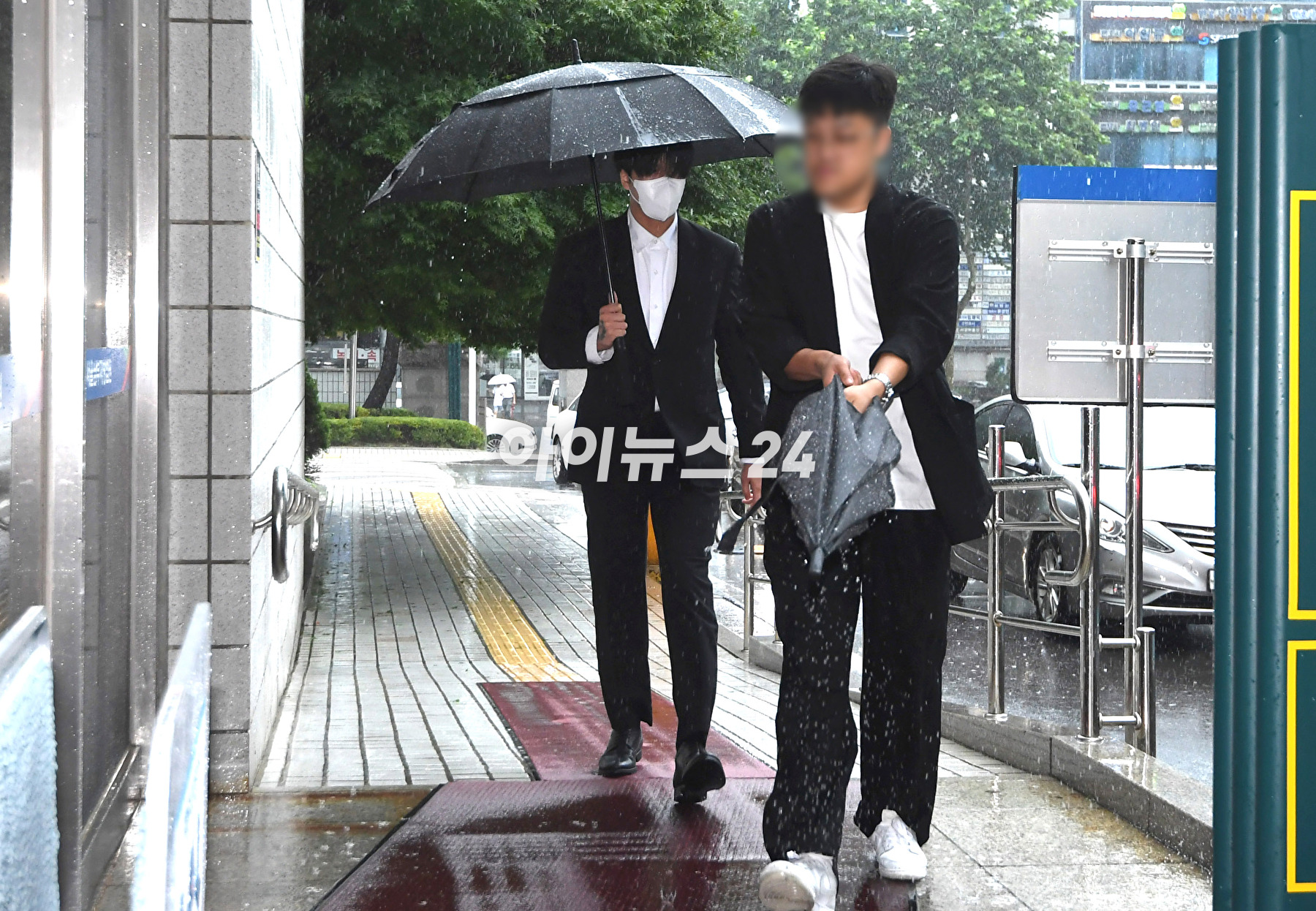 병역 비리 혐의로 재판에 넘겨진 래퍼 라비(본명 김원식)가 10일 오후 서울남부지방법원에서 열린 병역법 위반 등 혐의 1심 선고 기일에 출석하고 있다. [사진=정소희 기자]