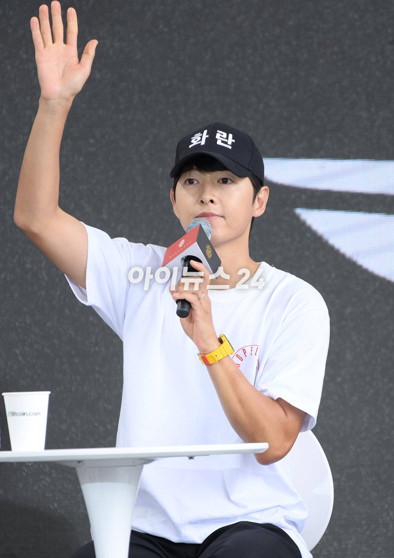 배우 송중기가 7일 오후 부산광역시 해운대구 영화의전당에서 진행된 제28회 부산국제영화제 &#39;화란&#39; 오픈토크에 참석하고 있다. [사진=정소희 기자]