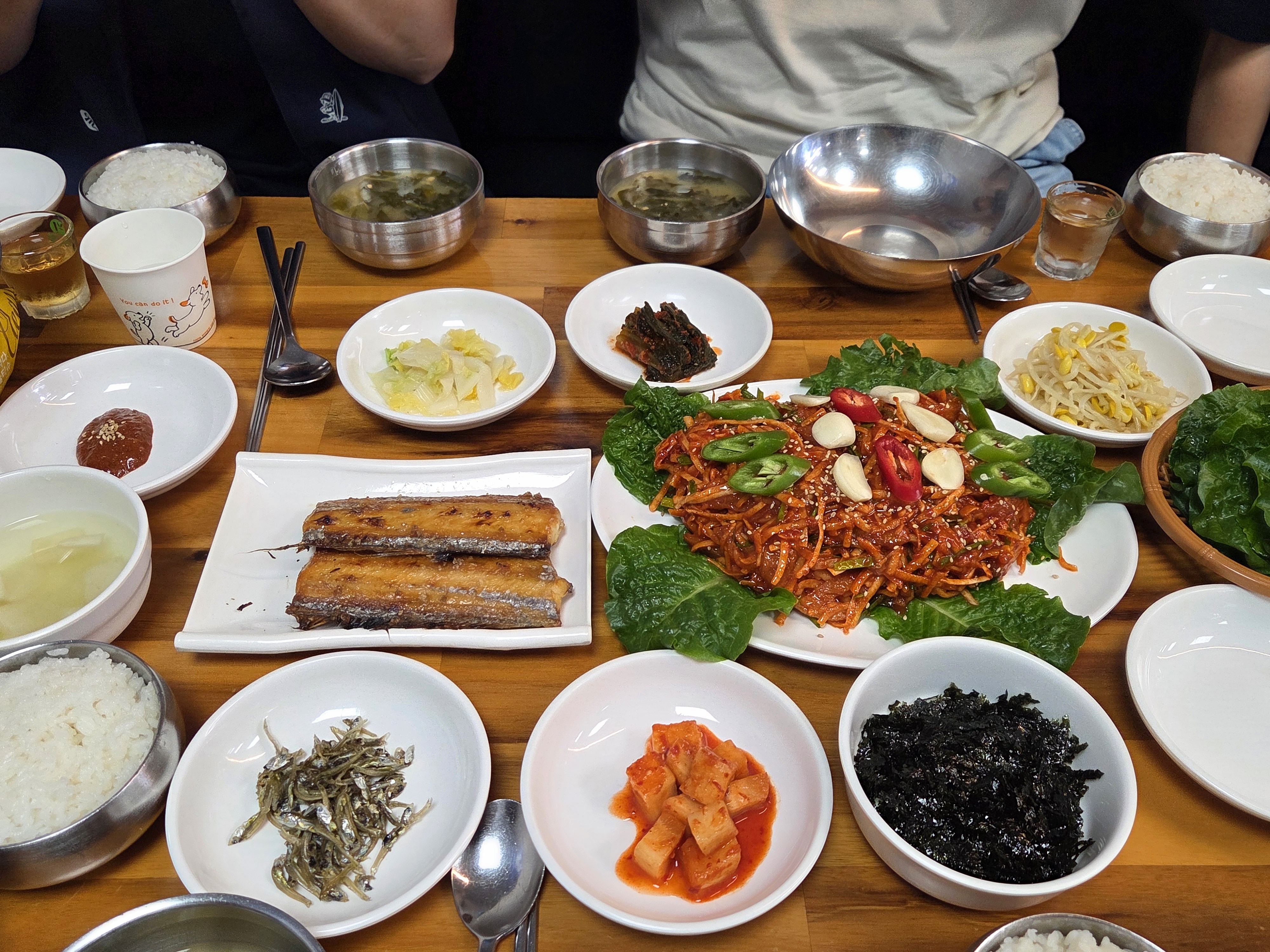 여수 삼학집 전체 테이블, 갈치구이와 서대회무침 한 상