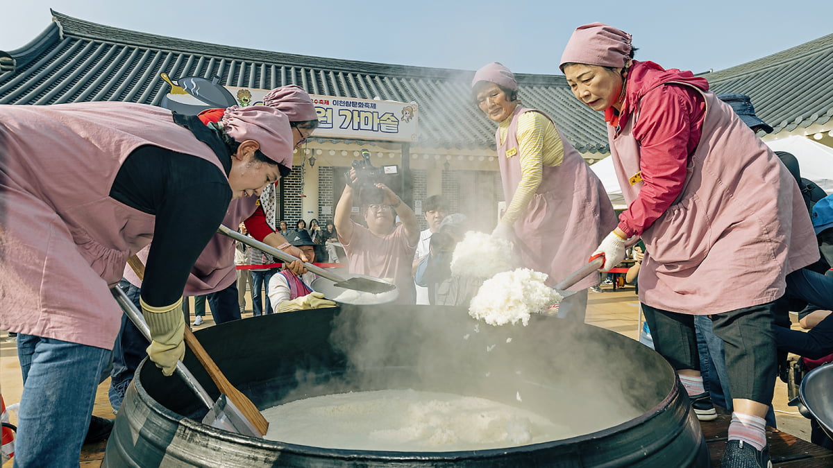SK하이닉스는 매년 이천 쌀문화축제를 개최하며 반도체 역시 '이천을 대표하는 쌀'임을 알리고 있다.