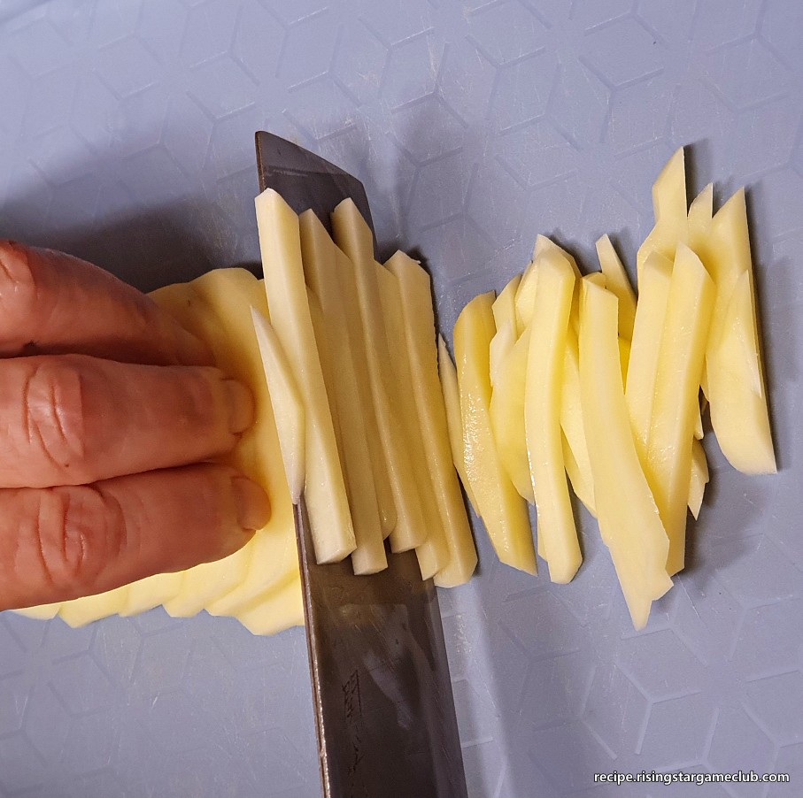 감자채볶음에 들어갈 감자채를 써는 사진