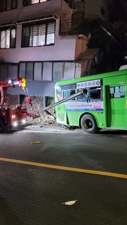 응봉동 마을버스 8번 사고 제보 주택가와 충돌한 마을버스