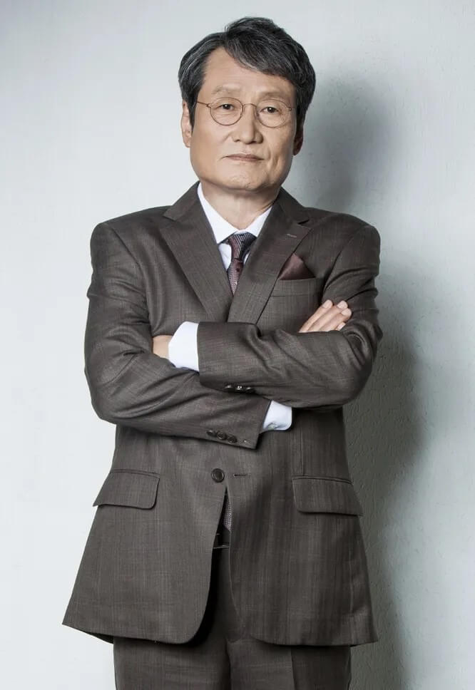 드라마 조작의 주인공을 맡은 문성근입니다. 구태원 역의 대표 홍보 포스터입니다.