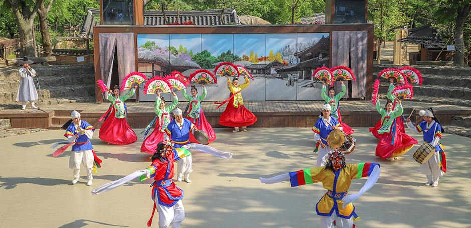 풍물놀이를 하고 있는 사람들