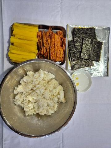 조리해 놓은 김밥 재료