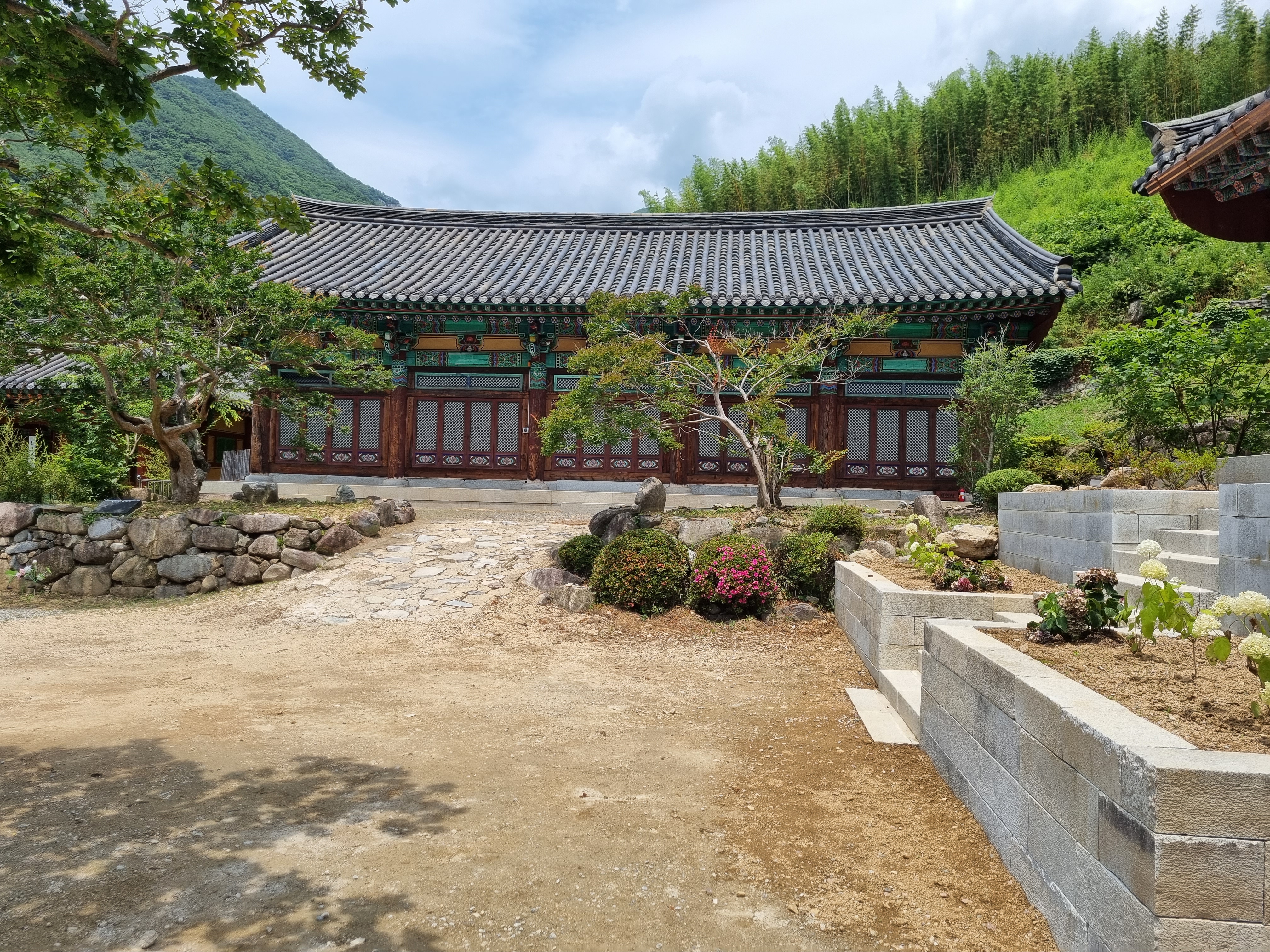 표충사-절-모습2