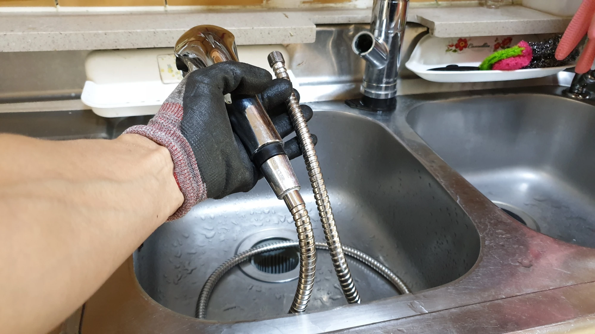 주방 수도꼭지 호스 분리 모습
