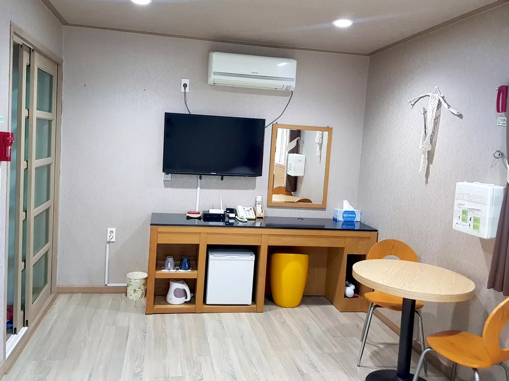 테크니션의 시각에서 분석한 가구 배치 및 멀티탭 콘센트 배치 확인.