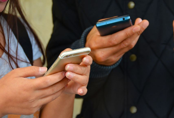 여자 친구가 다른 남자를 만나는 것 같다며 휴대전화 비밀번호를 요구하고, 속옷을 자르는 등 흉기로 위협한 남성이 징역형을 선고받았다. 본 기사와 무관한 이미지. [사진=픽사베이]