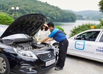 자동차-사고후-보험회사-직원이-현장출동하여-마무리해주는-모습