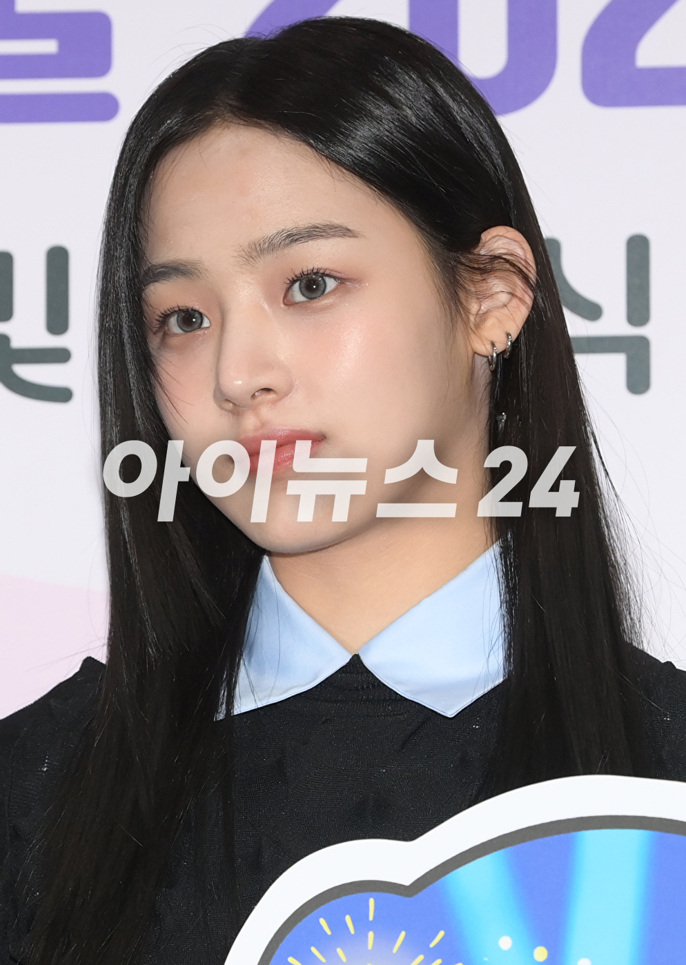 그룹 뉴진스 민지가 16일 오전 서울특별시청에서 열린 서울홍보대사 감사패 수여 및 위촉식에 참석해 포토타임을 갖고 있다. [사진=정소희 기자]