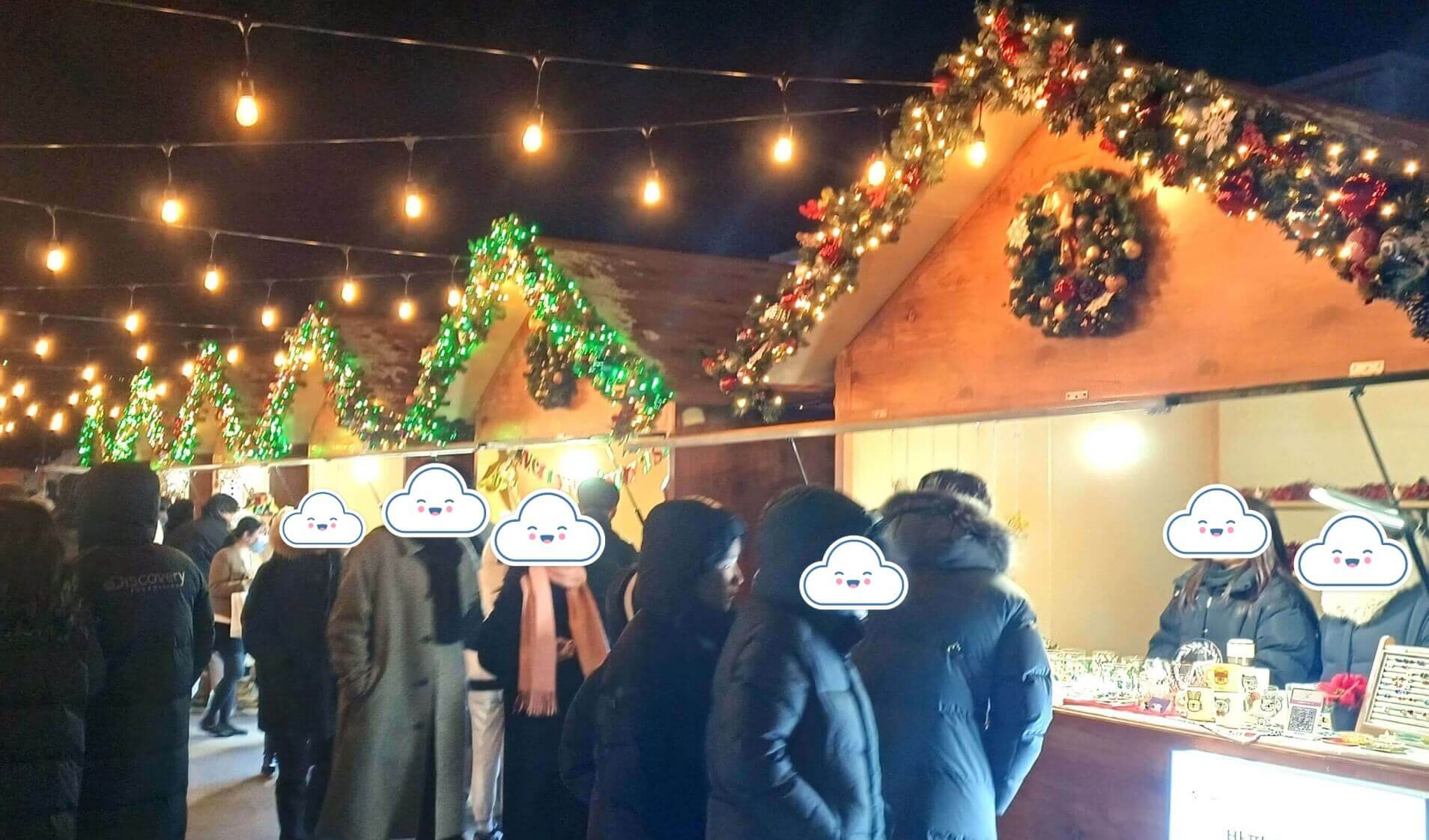 광화문광장마켓의 상점과 행인들,크리스마스 조명