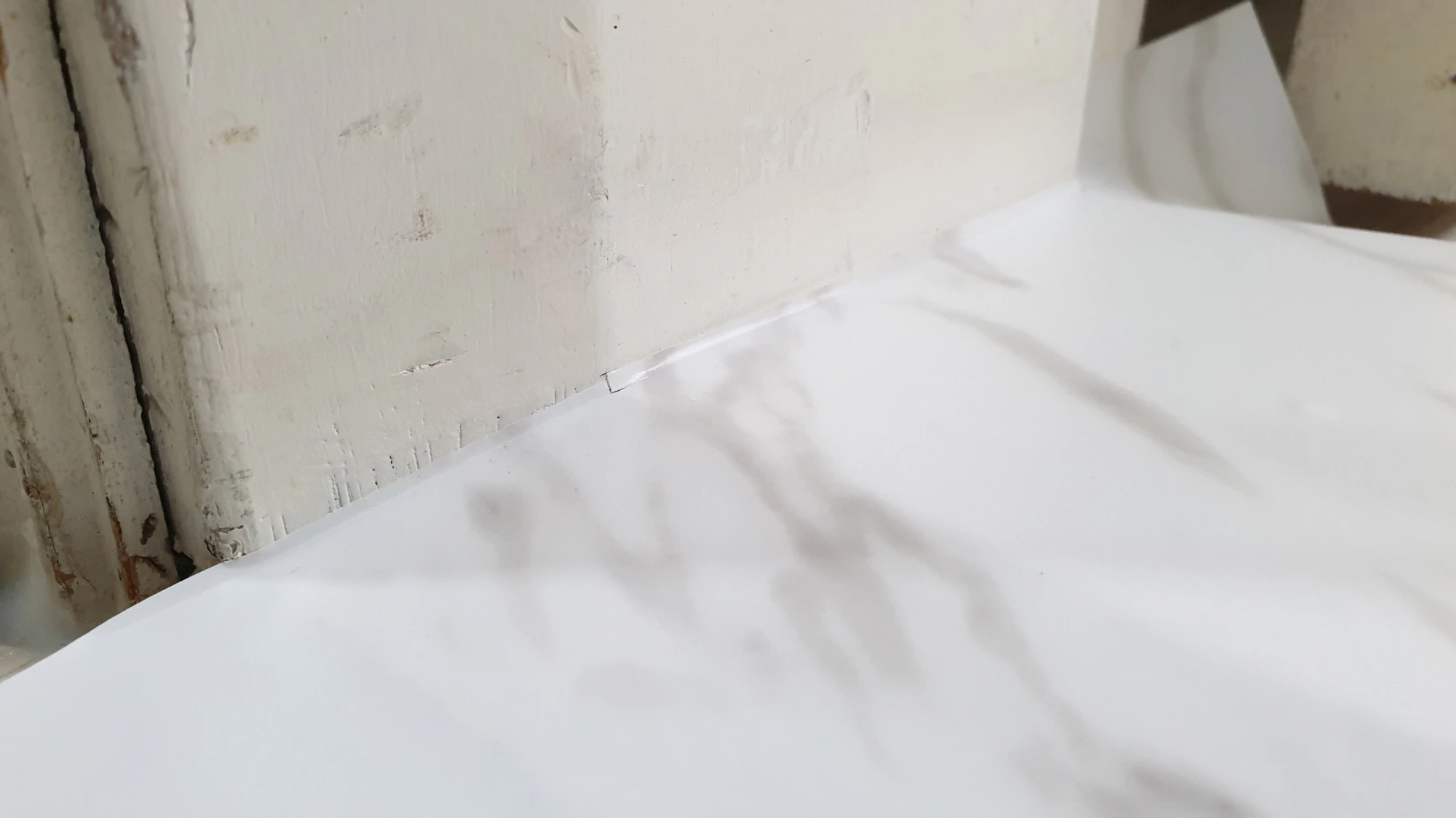 문지방 모서리 시트지 붙인 모습