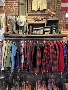 빈티지나는-빨간-남방이-많이-옷걸이에-전시되어있는-옷가게