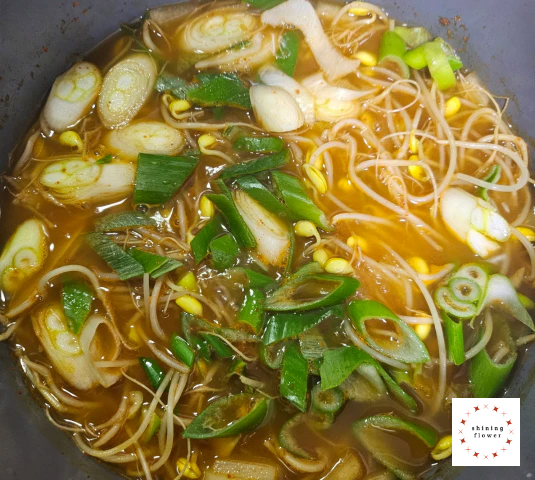 매콤소고기국-마지막에 대파 넣고 끓이기