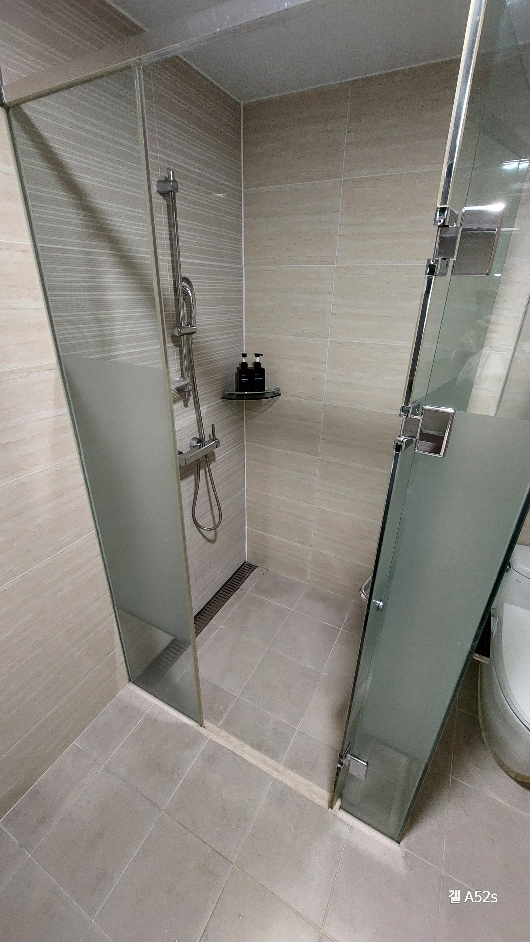욕실 샤워 부스 입니다. 이것도 큽니다.
아이들 2명 씻기기 편할정도로 넓습니다.