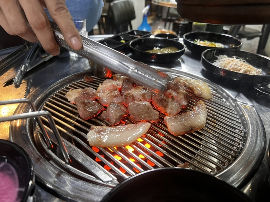 두툼하게 구워진 제주 이어돈 흑돼지 고기 모습