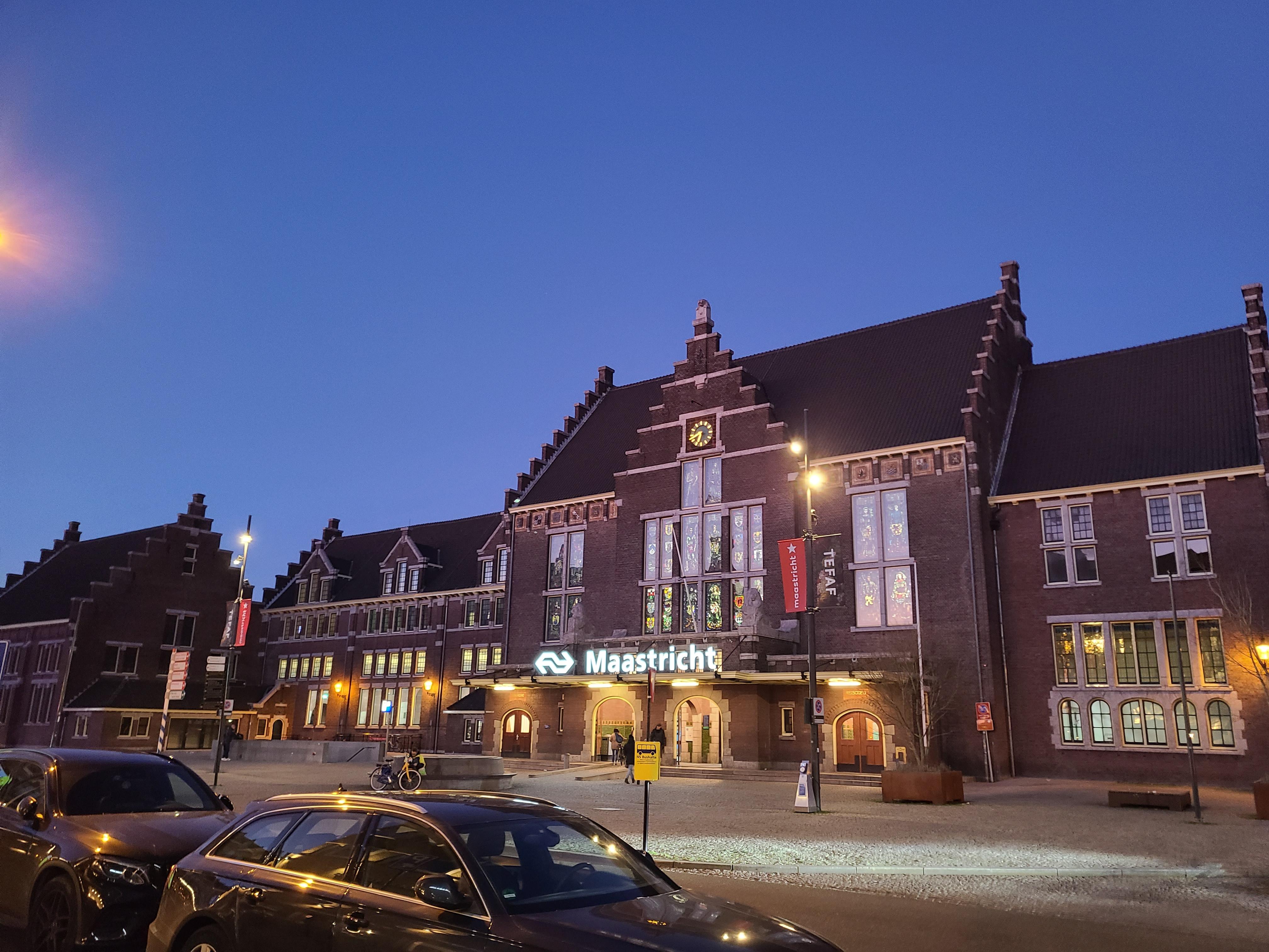 저녁시간 조명이 켜진 Maastricht 역 건물 외관