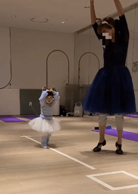 이마트-문화센터-발레-수업중-선생님과-아이가-포즈를-취하고-있는-사진