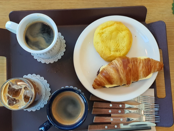 커피와 라떼 앙버터 옥수수빵