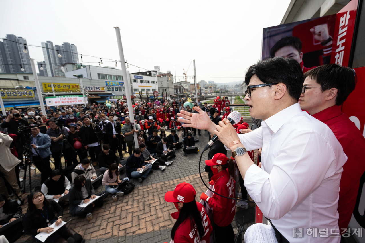 지지를 호소하는 후보들의 유세 장면